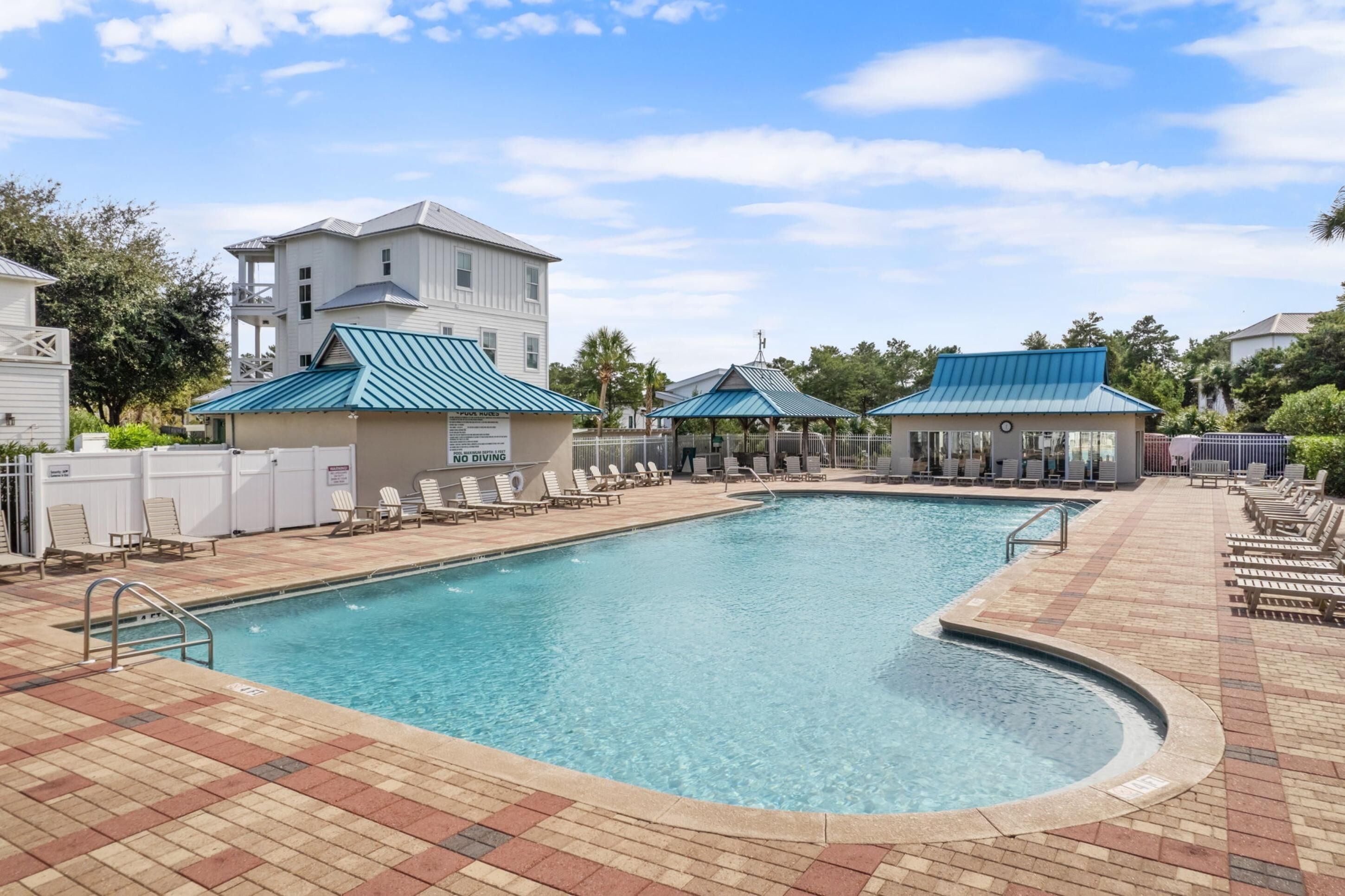 Una piscina al aire libre de temporada