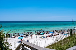 Una playa cerca, arena blanca