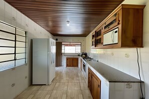 Villa | Private kitchen - Chácara com piscina aquecida- Perdões (Bom Jesus dos Perdoes)