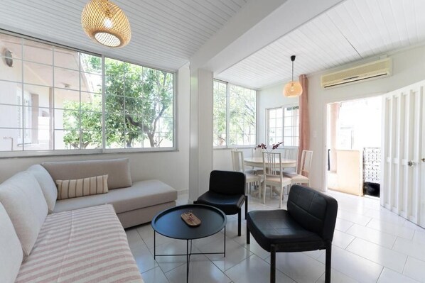 Living area - Joyful Secret Garden House by 8essentially (Chania)