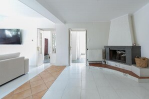 Interior - Joyful Secret Garden House by 8essentially (Chania)