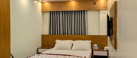 Quarto casal luxo, vista para a cidade | Cofres nos quartos, escrivaninha, espaço de trabalho para notebook