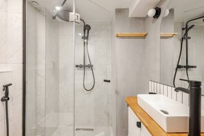 吹风机、毛巾、肥皂、洗发水