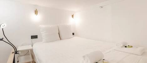 1 habitación, escritorio, tabla de planchar con plancha y wifi