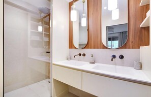 Douche, séchoir à cheveux, serviettes fournies, savon