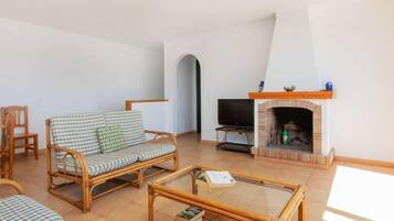 House, 4 Bedrooms, Terrace | Living area