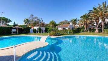 Rumah, 3 kamar tidur, teras | Kolam renang