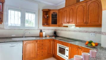 Villa, 4 Bedrooms, Terrace | Interior