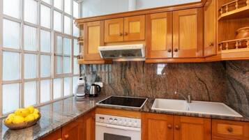 House, 4 Bedrooms, Terrace | Dapur peribadi