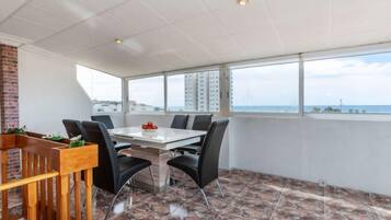 House, 4 Bedrooms, Terrace | Tempat makan