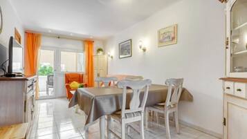 House, 3 Bedrooms, Terrace | Tempat makan