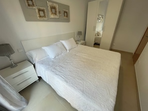 Blackout curtains, soundproofing, iron/ironing board, free WiFi - Apartamentos Royal Suites by Croma (Estepona)