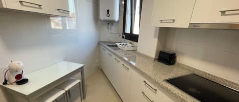 Appartamento Comfort, 1 camera da letto, vista città | Cucina privata | Frigorifero con congelatore, microonde, piano cottura