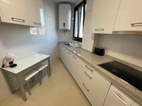 Refrigerador con freezer, microondas, placa de cocina