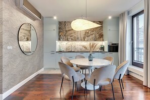 Apartamento Deluxe, balcón, vistas al puerto deportivo | Cocina básica privada | Frigorífico grande, horno, placa de cocina y lavavajillas