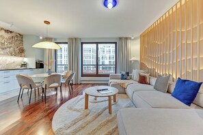 Apartamento Deluxe, balcón, vistas al puerto deportivo | Sala de estar | Una televisión de pantalla plana