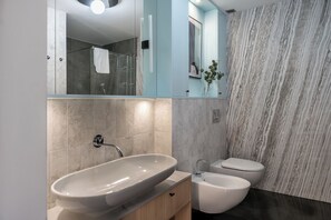 Apartemen Deluks, balkon, pemandangan marina | Kamar mandi | Shower, pengering rambut, handuk, dan sabun