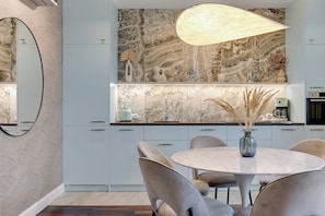 Deluxe Apartment, Balcony, Marina View | Private kitchenette