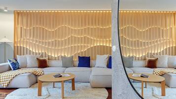 Appartamento Deluxe, balcone, vista porticciolo | Soggiorno | TV a schermo piatto