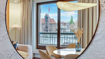 Appartamento Deluxe, balcone, vista porticciolo | Soggiorno | TV a schermo piatto