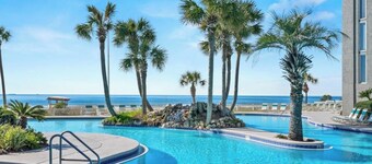 Coastal Hideaway: Cozy Beachfront Studio – Sleeps 4 w/Seasonal Beach Chairs!