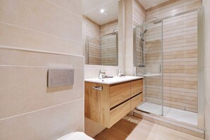 Shower, hair dryer, towels