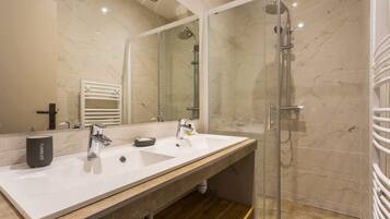 Een douche, een haardroger, handdoeken