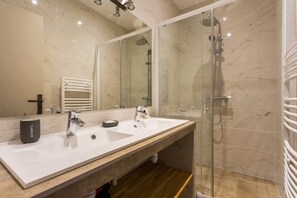 Douche, sèche-cheveux, serviettes fournies