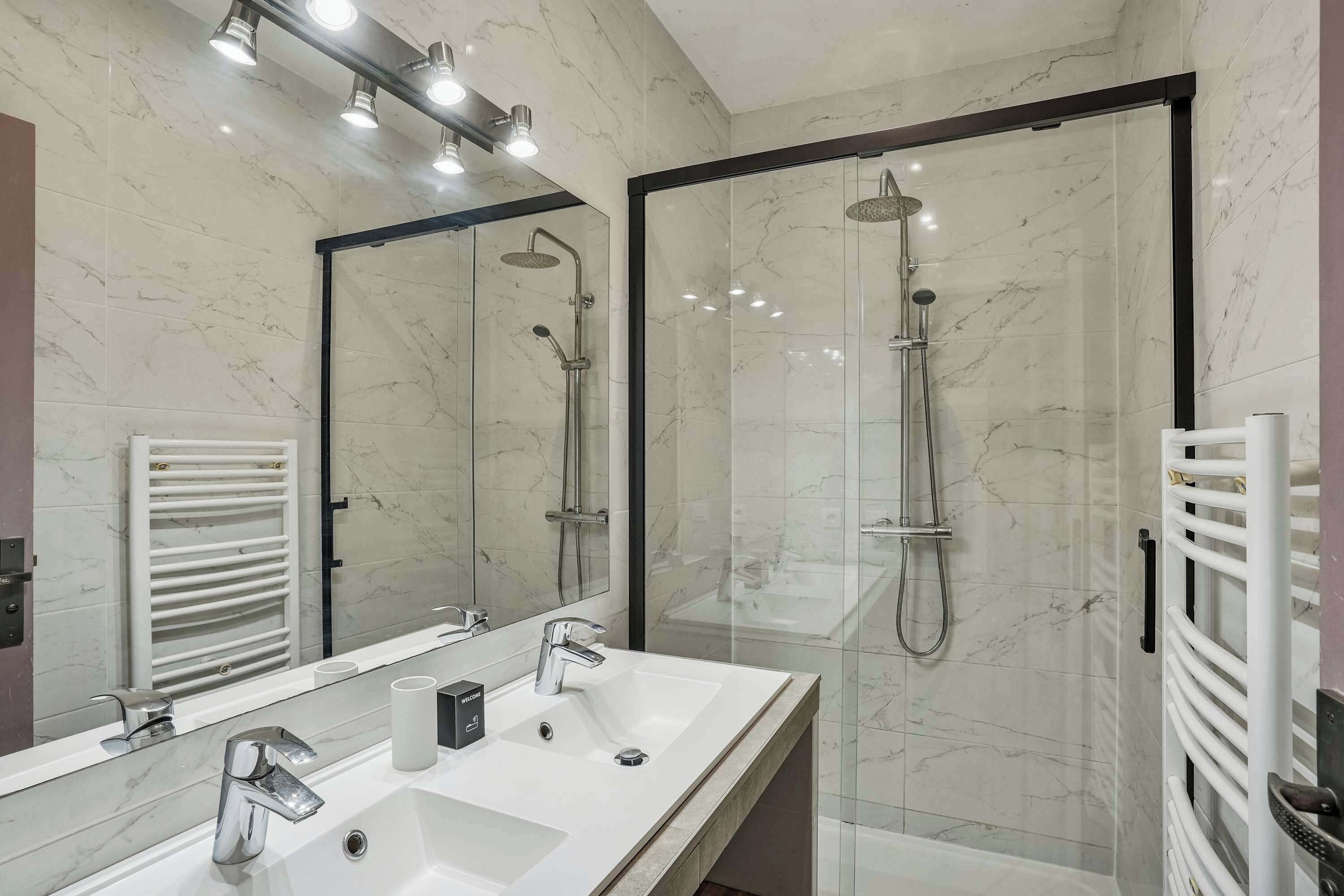 Een douche, een haardroger, handdoeken