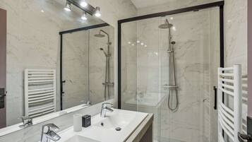 Een douche, een haardroger, handdoeken