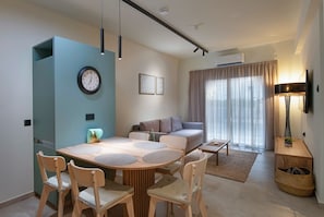 Appartement, 2 chambres | Salle Ă manger