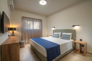 Escritorio, wifi gratis y ropa de cama 