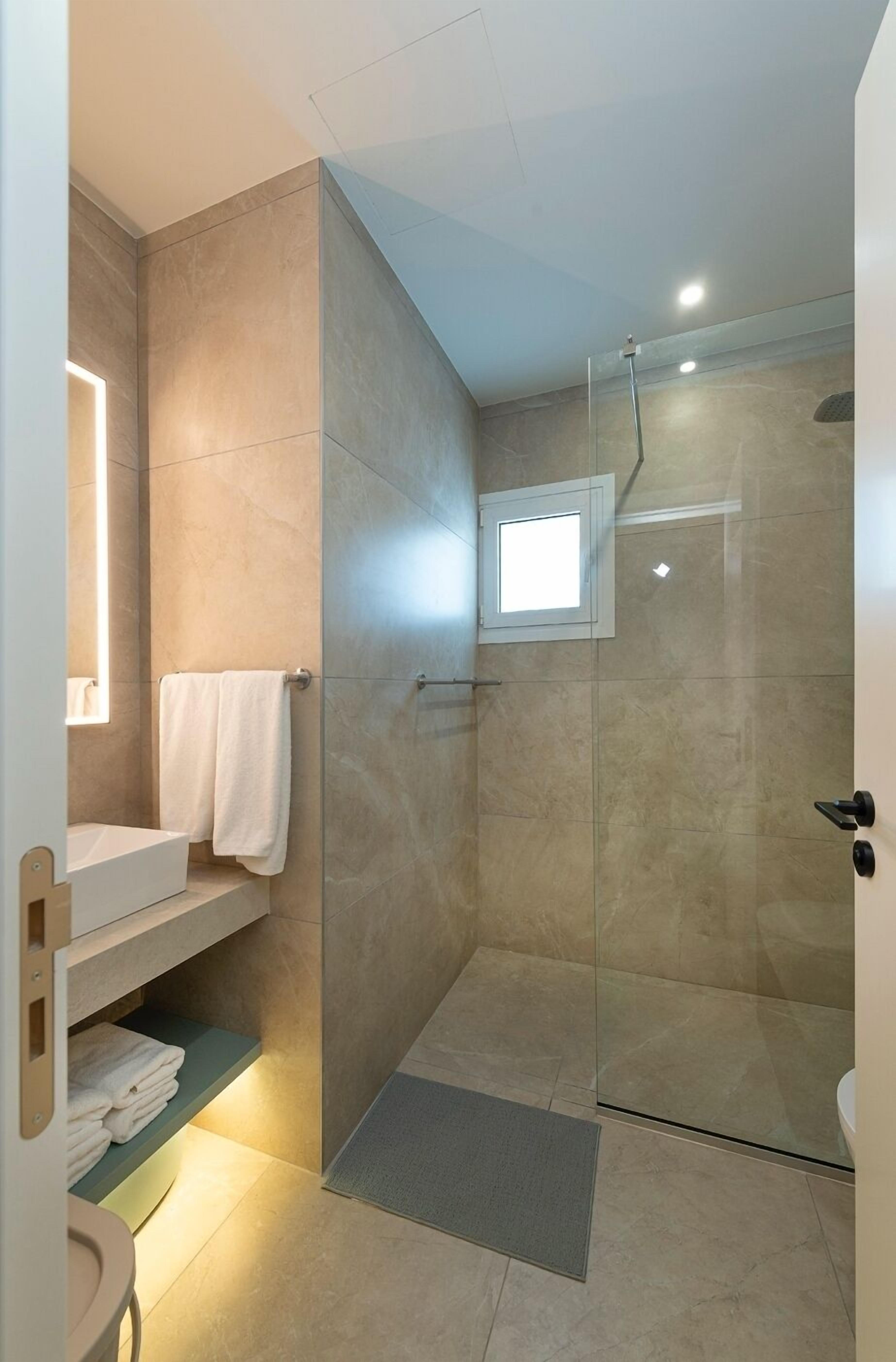 Apartamento, 2 quartos | Banheiro | Chuveiro, toalhas de banho, papel higiênico 