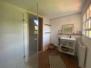 Secadora de cabello, toallas, jabón, papel de baño 