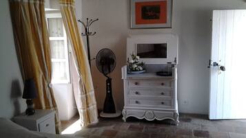 1 dormitorio, tabla de planchar con plancha, wifi y ropa de cama