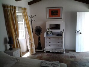 1 bedroom, iron/ironing board, WiFi, bed sheets - 33m² guest room with Italian shower and separate WC (Rousson)