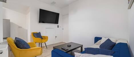 Una televisión, una oficina