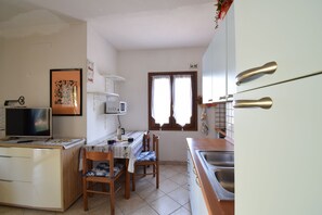 Appartement | Cuisine privée | Grand réfrigérateur, micro-ondes, four, plaque de cuisson