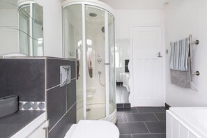 Een douche, een haardroger, handdoeken, zeep