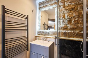 Suihku, pyyhkeet, sampoo