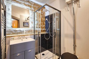 Douche, serviettes fournies, shampooing