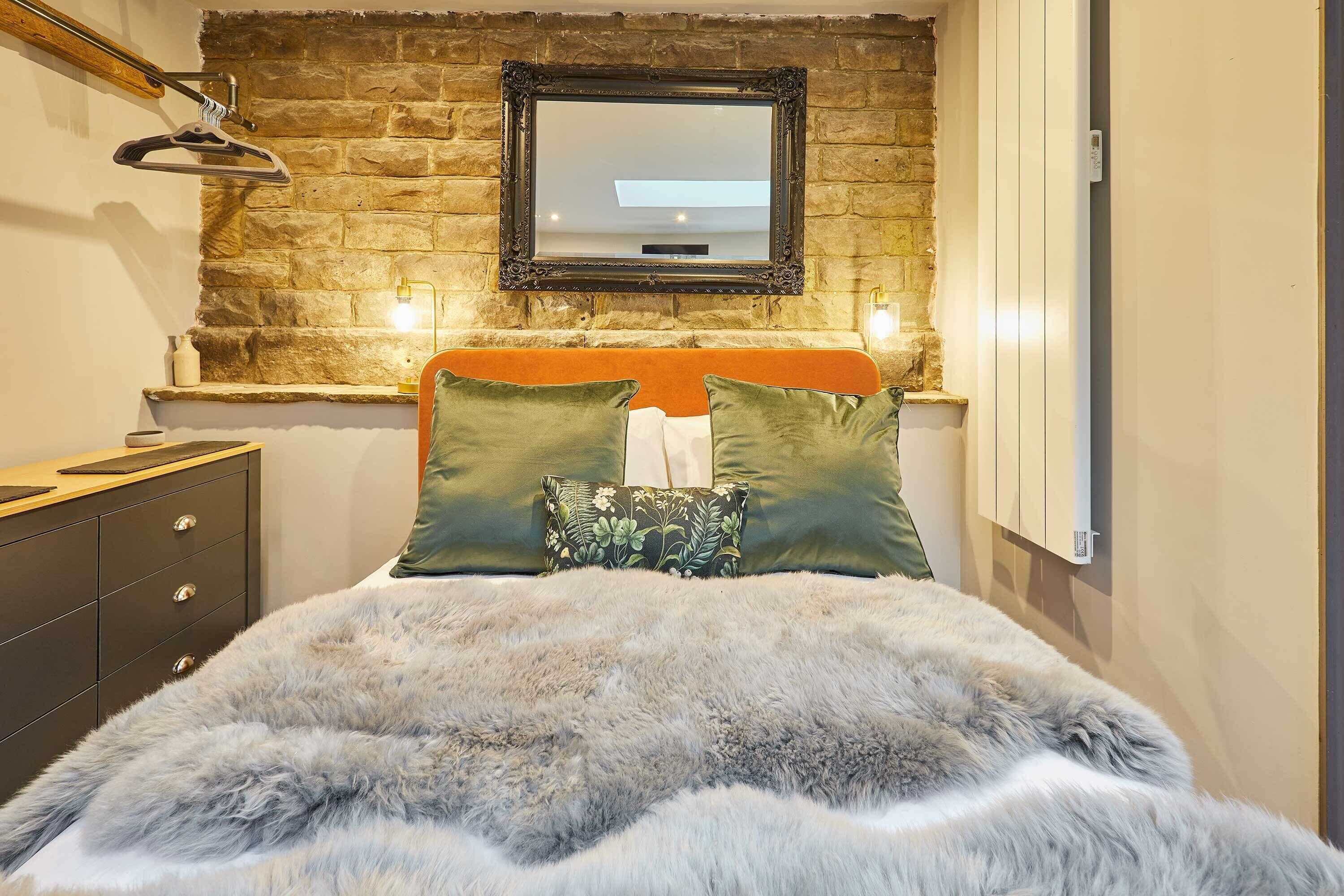 Tabla de planchar con plancha, wifi y ropa de cama 