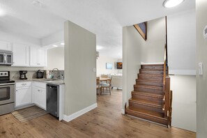 雪櫃、微波爐、焗爐、爐具