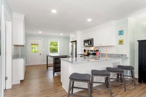 Kjøleskap, mikrobølgeovn, ovn og kokeplater