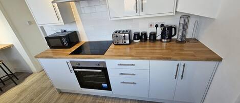 ハウス | 専用キッチン | 冷蔵庫、電子レンジ、オーブン、コンロ