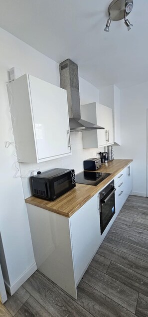 ハウス | 専用キッチン | 冷蔵庫、電子レンジ、オーブン、コンロ