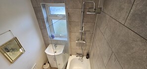 ハウス | バスルーム | シャワー付き浴槽、深めの浴槽、ヘアドライヤー、タオル