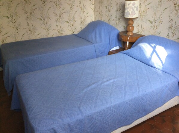 3 chambres, fer et planche à repasser