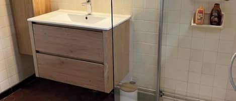 Douche, séchoir à cheveux, serviettes fournies, savon