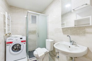Apartment, 2 Bedrooms, Balcony, Garden View | Bathroom
